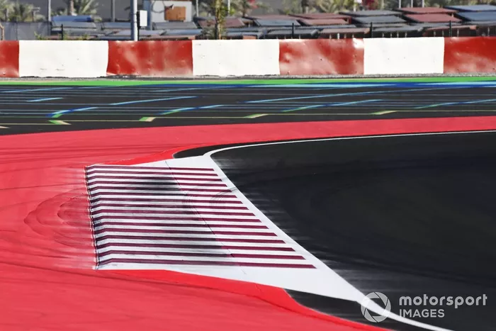 El nuevo y mejorado bordillo de la curva 12