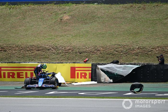 Esteban Ocon, Alpine F1 Team, sale de su coche dañado tras el contacto con Fernando Alonso, Aston Martin AMR23, en el Shootout 1