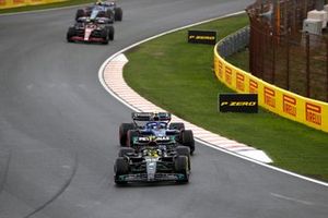 Sir Lewis Hamilton, Mercedes F1 W14, lidera Logan Sargeant, Williams FW45, y Zhou Guanyu, Alfa Romeo C43