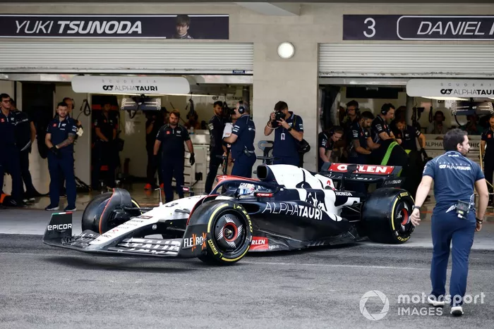 Daniel Ricciardo, AlphaTauri AT04, sale del garaje
