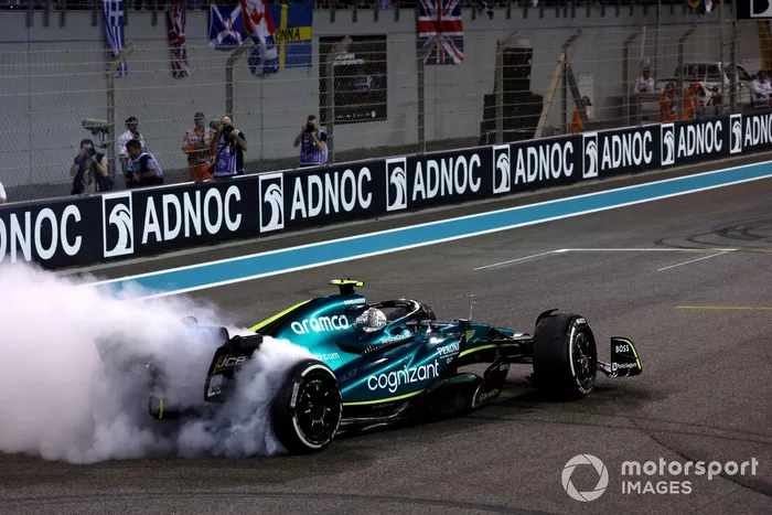 Sebastian Vettel, Aston Martin AMR22, realiza donuts en la parrilla al final de la carrera