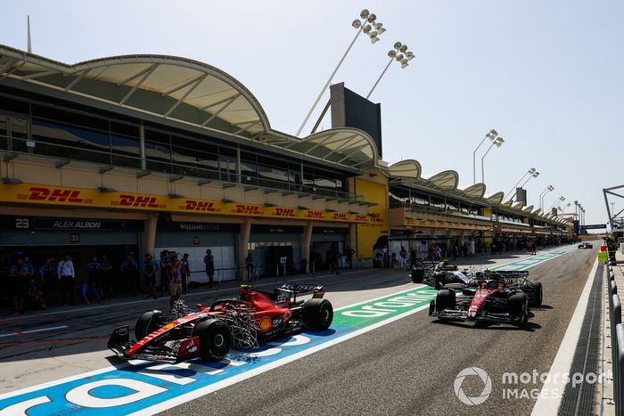 Carlos Sainz, Ferrari SF-23, Zhou Guanyu, Alfa Romeo C43, en boxes