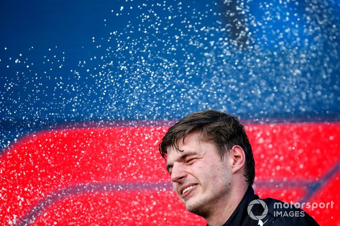 Max Verstappen, Red Bull Racing, 1ª posición, rocía de champagne el podio