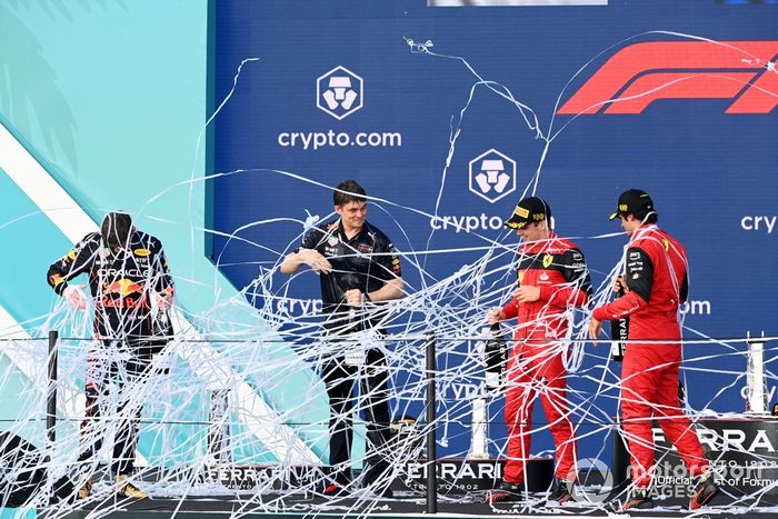 Podio: segundo lugar Charles Leclerc, Ferrari, ganador Max Verstappen, Red Bull Racing, tercer lugar Carlos Sainz, Ferrari