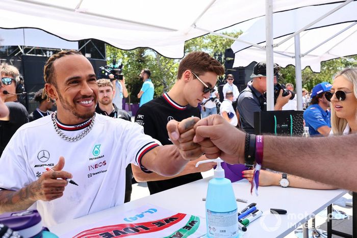 George Russell, Mercedes-AMG, Lewis Hamilton, Mercedes-AMG firmando autógrafos