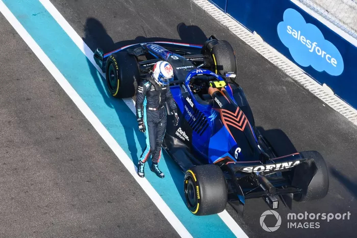 Nicholas Latifi, Williams FW44, aparca por un problema técnico