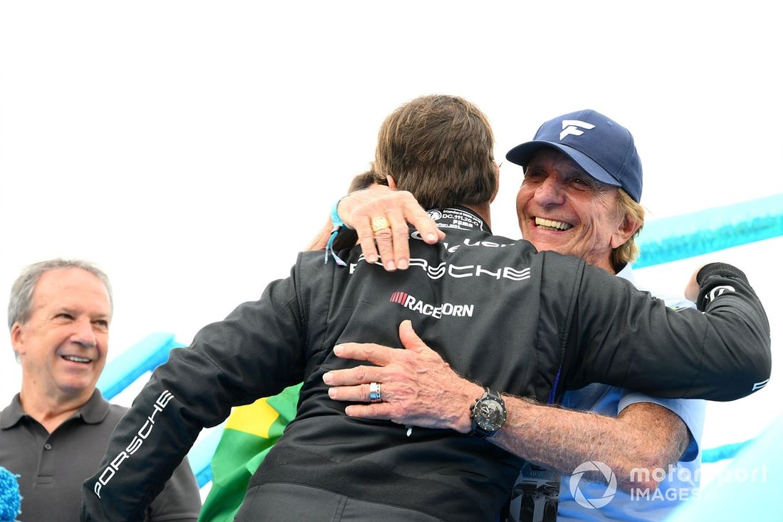 Emerson Fittipaldi abraza al segundo clasificado Antonio Felix da Costa , TAG Heuer Porsche Formula E Team en señal de felicitación