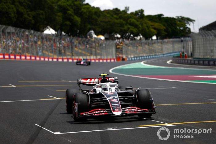 Nico Hulkenberg, Haas VF-24, llega a la parrilla 