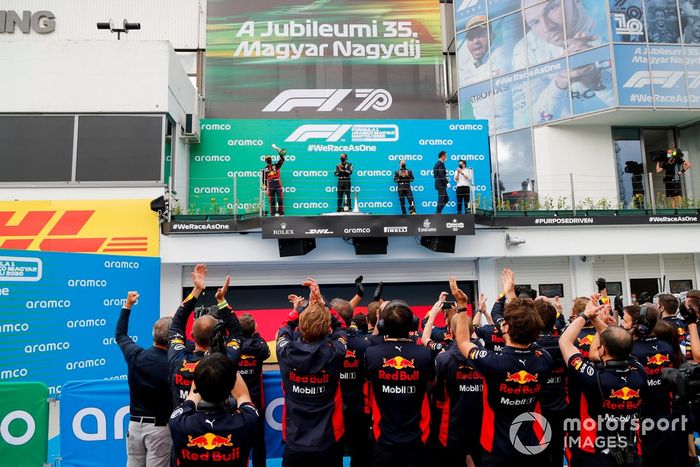 Podio: segundo lugar Max Verstappen, Red Bull Racing, ganador Lewis Hamilton, Mercedes-AMG Petronas F1 y el tercer lugar Valtteri Bottas, Mercedes-AMG Petronas F1