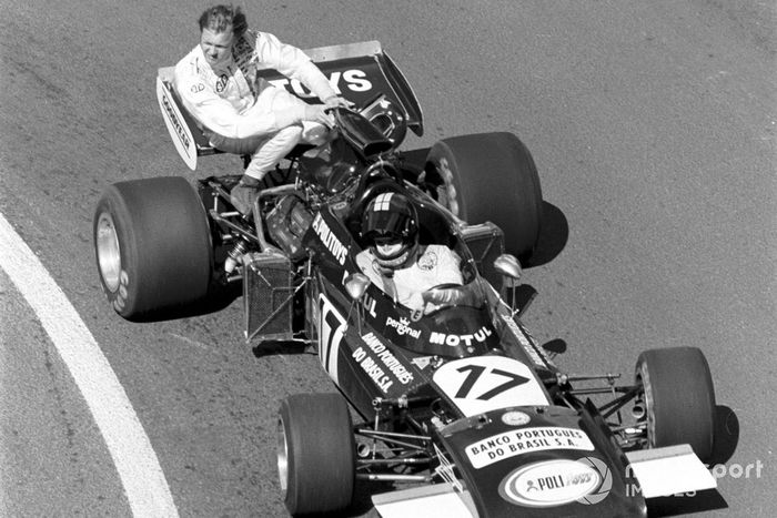 Carlos Pace, Frank Williams March 711, gives a lift to Ronnie Peterson, March Ford