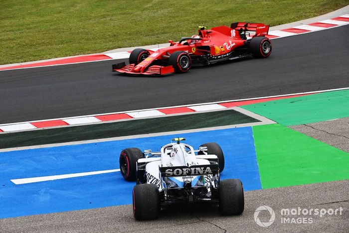 Charles Leclerc, Ferrari SF1000, pasa a Nicholas Latifi, Williams FW43, que se recupera de un trompo