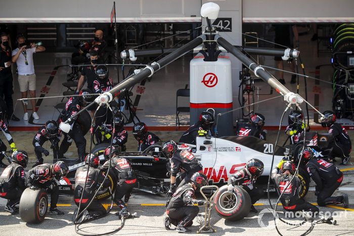 Kevin Magnussen, Haas VF-20, pit stop