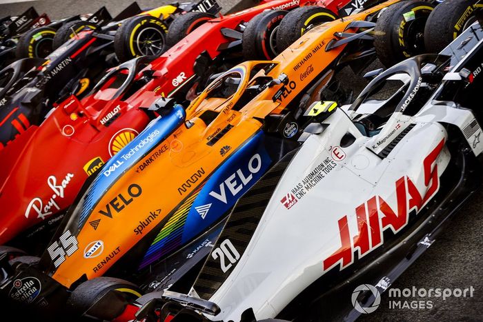 Los monoplazas alineados en Parc Ferme después de la carrera