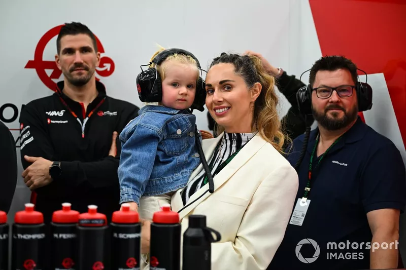 Egle Ruskyte, pareja de Nico Hulkenberg, Haas F1 Team, su hija Noemi
