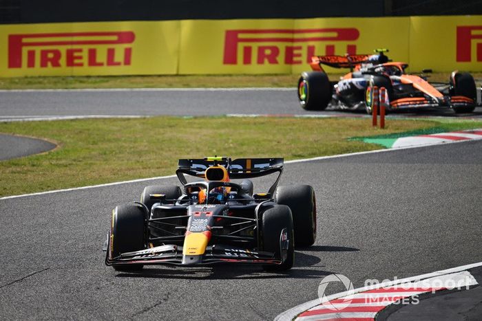 Sergio Pérez, Red Bull Racing RB20, Lando Norris, McLaren MCL38