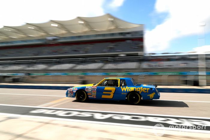 Daniel Ricciardo, McLaren, en el coche de Dale Earnhardt Wrangler Chevrolet Monte Carlo NASCAR de 1984