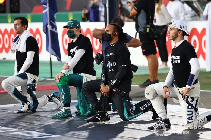 Nicholas Latifi, Williams, Lance Stroll, Aston Martin, Lewis Hamilton, Mercedes, and Pierre Gasly, AlphaTauri, take a knee in support of the End Racism campaign