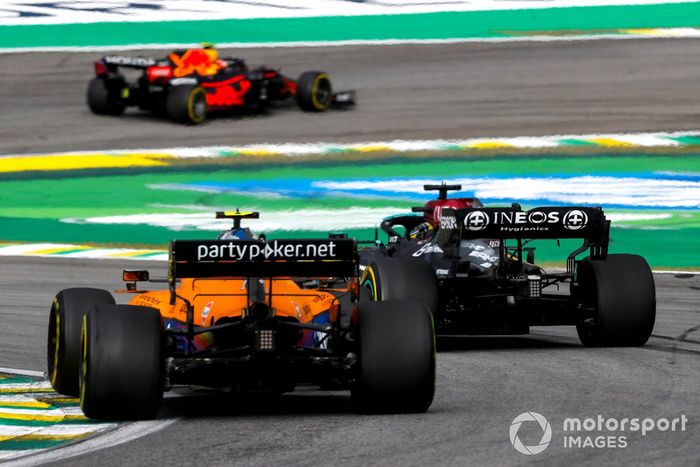 Lewis Hamilton, Mercedes W12, adelanta a Lando Norris, McLaren MCL35M