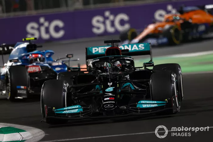 Lewis Hamilton, Mercedes W12, Esteban Ocon, Alpine A521
