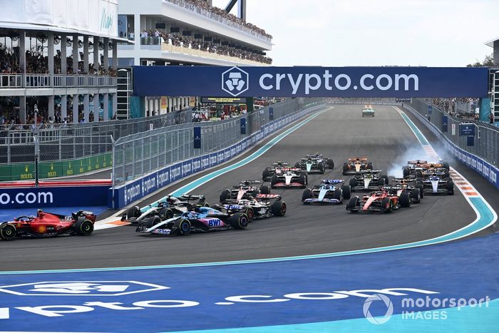 Carlos Sainz, Ferrari SF-23, Kevin Magnussen, Haas VF-23, Pierre Gasly, Alpine A523, George Russell, Mercedes F1 W14, Valtteri Bottas, Alfa Romeo C43, el resto de los participantes en la salida.