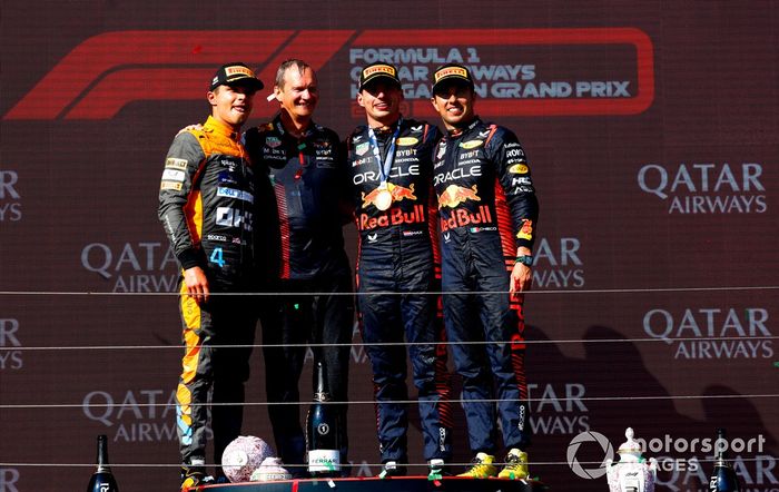 Lando Norris, McLaren, 2ª posición, Paul Monaghan, Ingeniero Jefe, Red Bull Racing, Max Verstappen, Red Bull Racing, 1ª posición, Sergio Pérez, Red Bull Racing, 3ª posición, en el podio.
