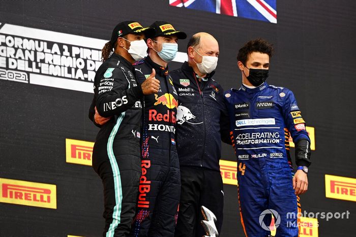 Podio: segundo lugar Lewis Hamilton, Mercedes, ganador de la carrera Max Verstappen, Red Bull Racing y el tercer lugar Lando Norris, McLaren