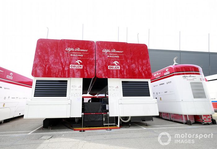 El motorhome de Alfa Romeo en el paddock de Imola