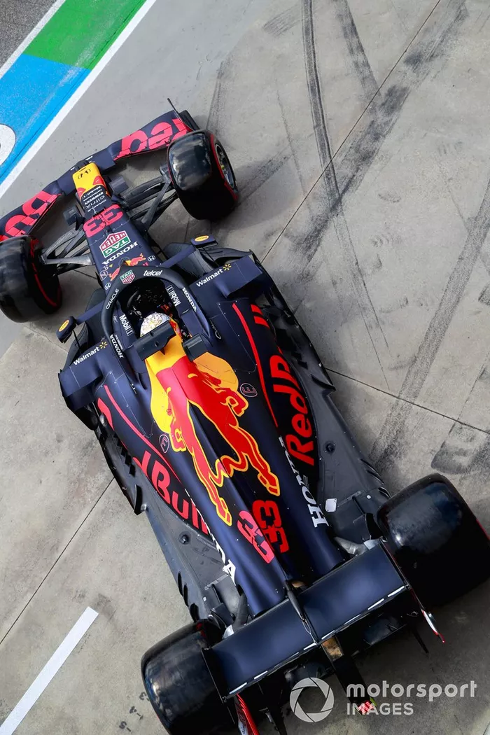 Max Verstappen, Red Bull Racing RB16B, deja el garaje. 