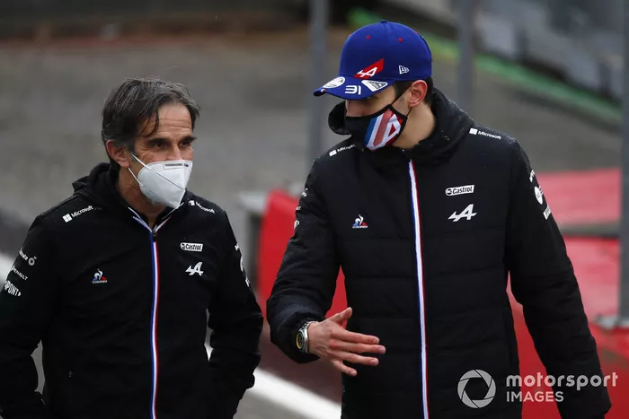 Davide Brivio, director de carreras de Alpine F1, y Esteban Ocon