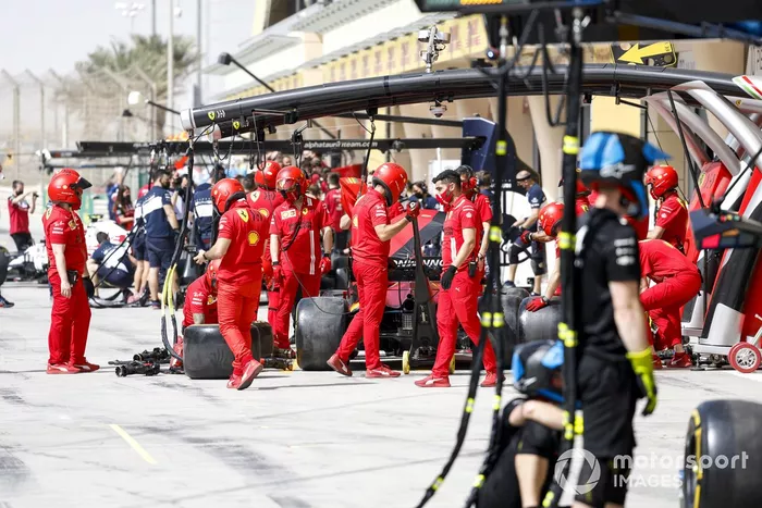 Pit stop fuera del garaje de Ferrari
