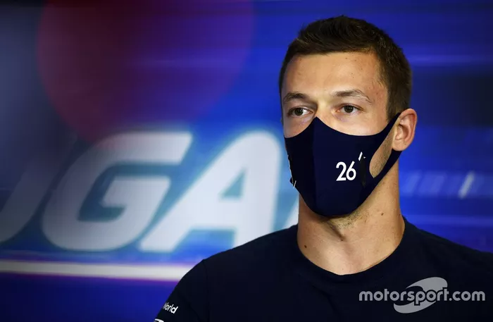 Daniil Kvyat, AlphaTauri, en la conferencia de prensa