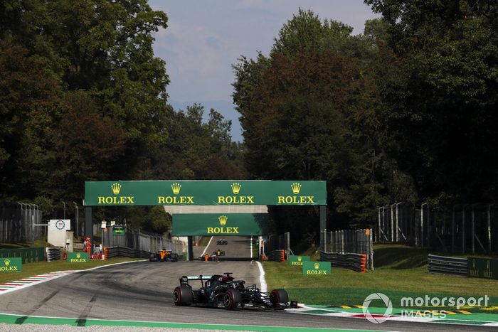 Lewis Hamilton, Mercedes F1 W11, Carlos Sainz Jr., McLaren MCL35