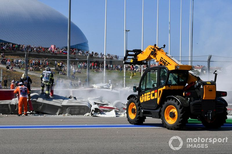 Comisarios con el coche accidentado de Luca Ghiotto, Hitech Grand Prix tras el toque con Jack Aitken, Campos Racing 