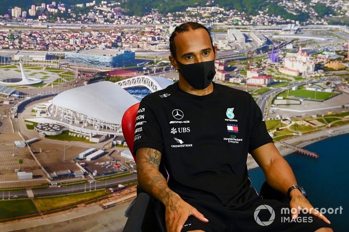 Lewis Hamilton, Mercedes-AMG F1 en la conferencia de prensa