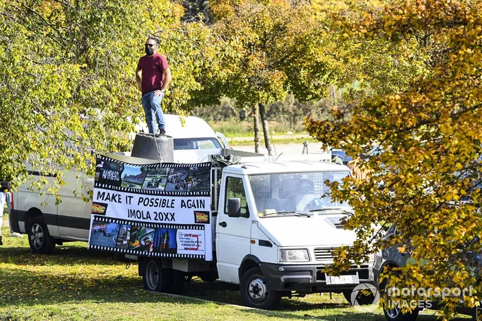Un fan con una pancarta