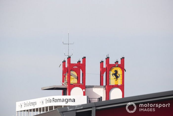 Logos de Ferrari en el circuito