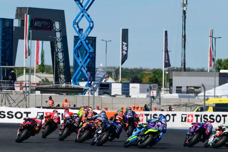 Le départ de la course MotoGP est donné au parc Balaton.