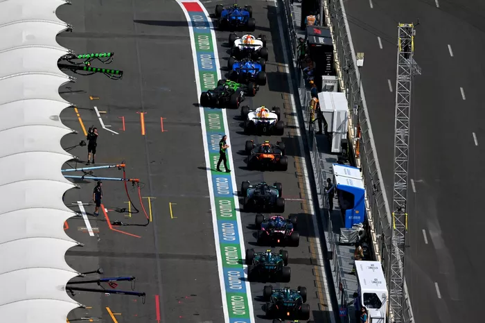 La cola para salir del pitlane durante los entrenamientos