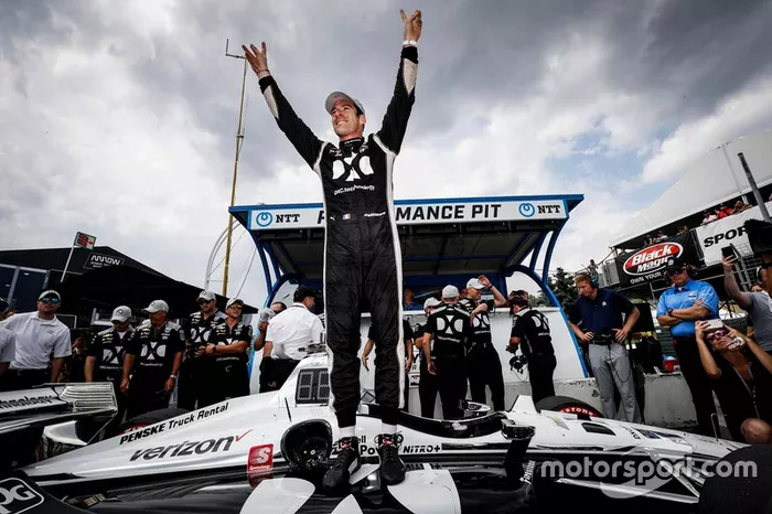 Il vincitore del pole Award Simon Pagenaud, Team Penske Chevrolet