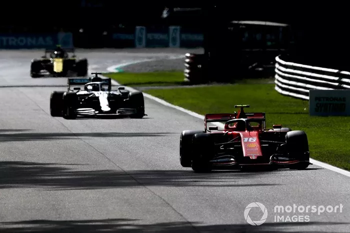 Charles Leclerc, Ferrari SF90, precede Lewis Hamilton, Mercedes AMG F1 W10
