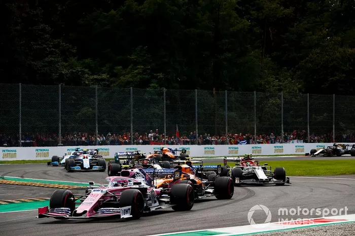 Lance Stroll, Racing Point RP19, lidera a Carlos Sainz Jr, McLaren MCL34, Alex Albon, Red Bull RB15, Antonio Giovinazzi, Alfa Romeo Racing C38, y el resto del campo en la salida