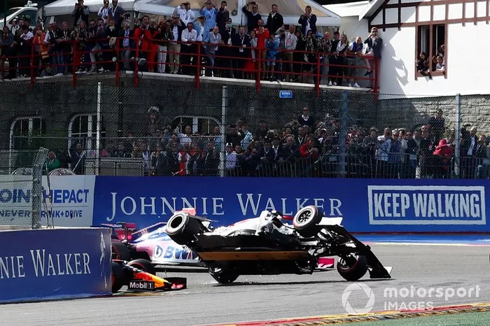 Raikkonen y Verstappen chocan en la curva 1

