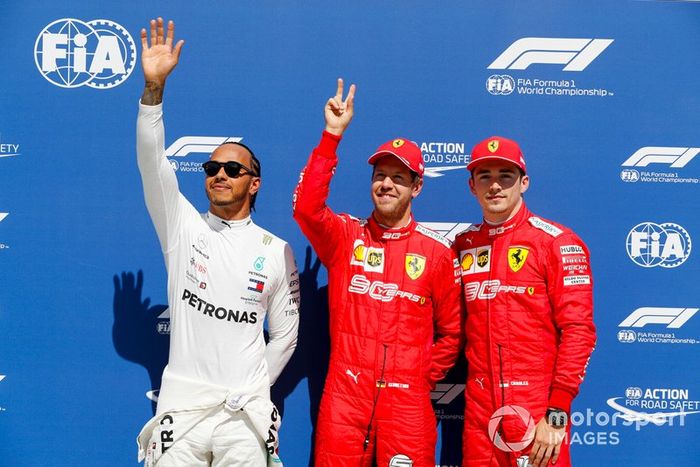 Lewis Hamilton, Mercedes AMG F1, ganador de la Pole Position Sebastian Vettel, Ferrari y Charles Leclerc, Ferrari 
