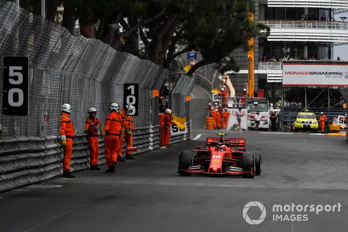 Charles Leclerc, Ferrari SF90, pasa a los oficiales de pista