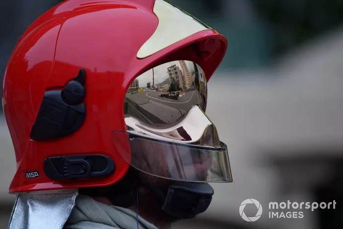 Daniel Ricciardo, Renault R.S.19,  reflejado en la visera de un bomberos