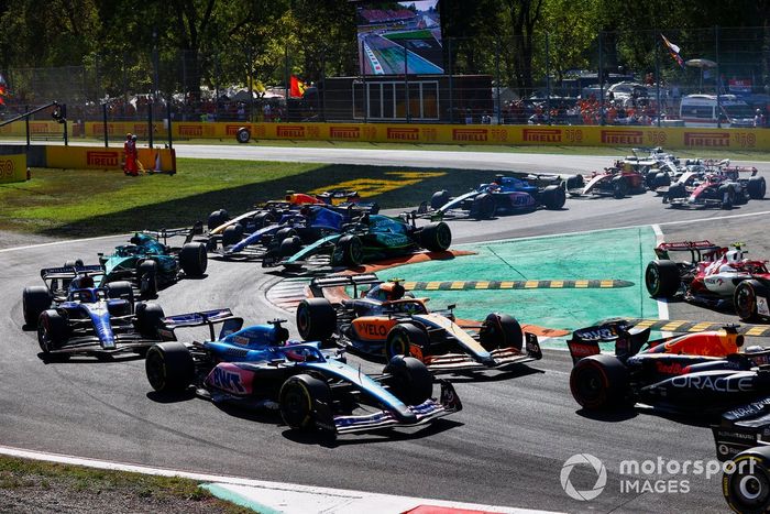 Max Verstappen, Red Bull Racing RB18, Fernando Alonso, Alpine A522, Lando Norris, McLaren MCL36, el resto en la salida