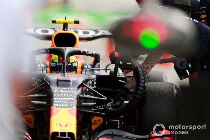 Sergio Pérez, Red Bull Racing RB16B, en el pit lane