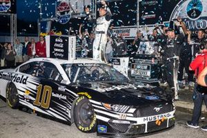 Race winner Aric Almirola, Stewart-Haas Racing, Ford Mustang