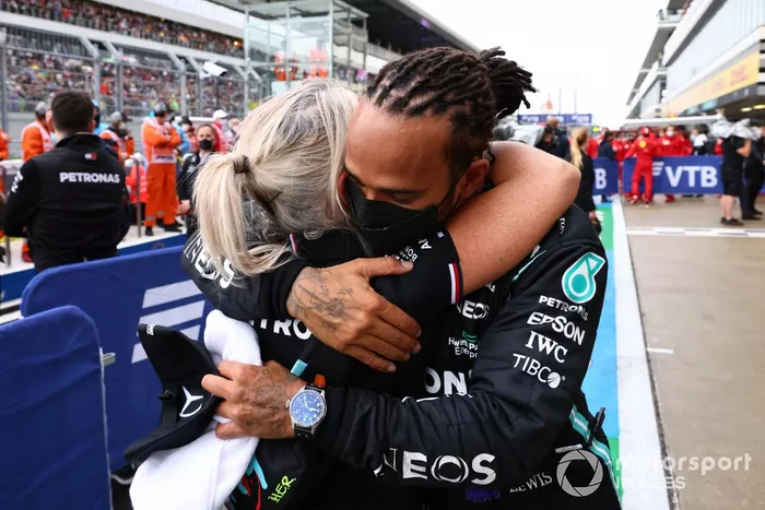 Lewis Hamilton, Mercedes, 1ª posición, con Angela Cullen, fisioterapeuta de Lewis Hamilton, en Parc Ferme