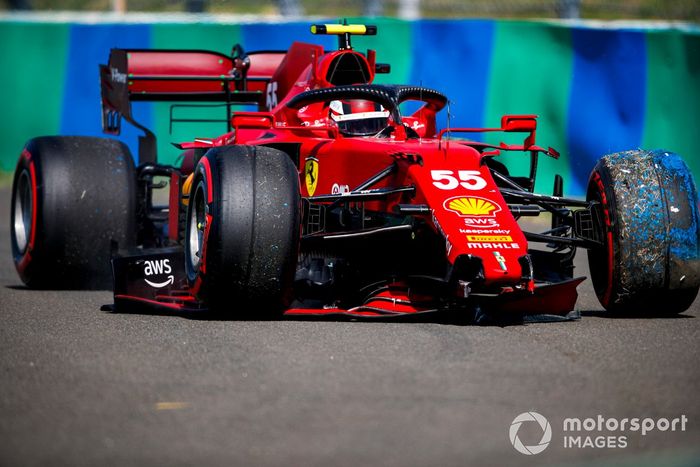 Carlos Sainz Jr., el Ferrari SF21 choca en la clasificación